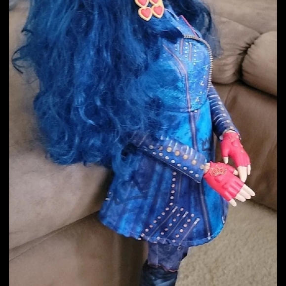 Disney Descendants Evie Doll - Picture 5 of 11